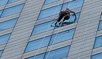 高空保潔的時候，如何刮去多余的水痕呢？