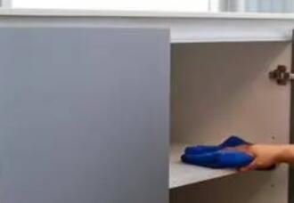 在室內(nèi)進(jìn)行保潔的時(shí)候，要注意什么？